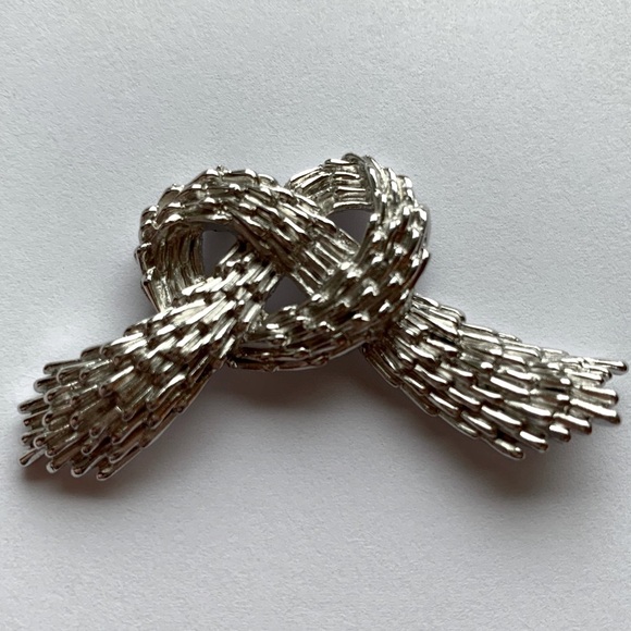 CROWN TRIFARI Christmas Bow Ribbon Broach Pin 2" Silver tone Textured Knot VTG - Picture 2 of 8